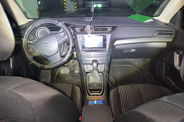 Used Peugeot 408 2014 1.8L Automatic Luxury Edition Center Console