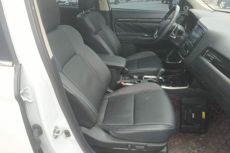 Used Mitsubishi Outlander 2019 2.4L 4x4 Zhi Xiang Edition 5 Seats China V Emission Standard