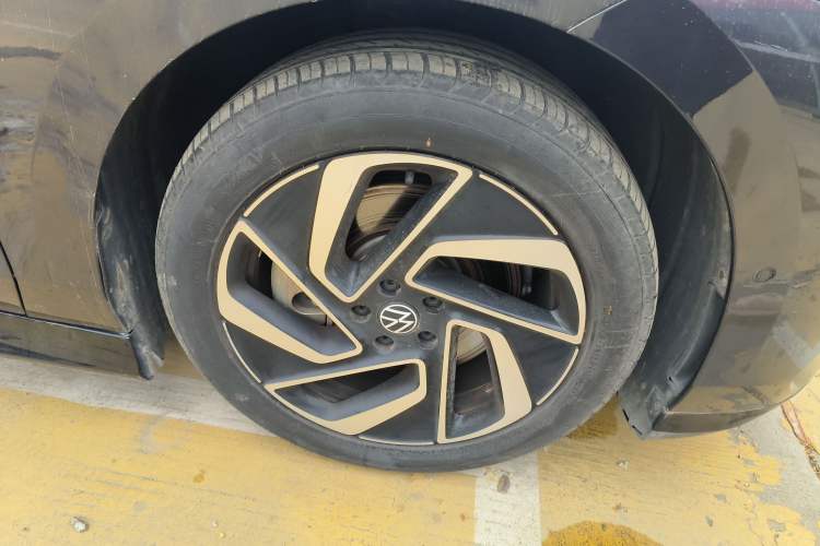 Used Volkswagen ID.7 VIZZION 2024 First Edition Right Front Wheel Hub