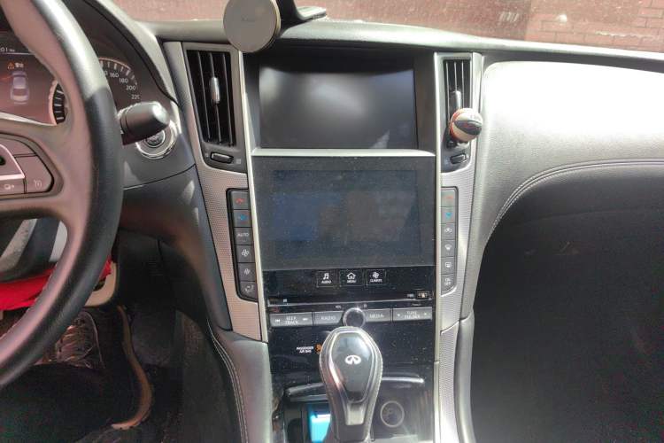 Used Infiniti Q50L 2018 2.0T Enjoyment Version China VI Standard Audio And AC Panel