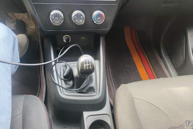 Used Dongfeng Fengon 380 2022 1.5L Standard Edition 7-Seater Passenger Vehicle Gear Lever