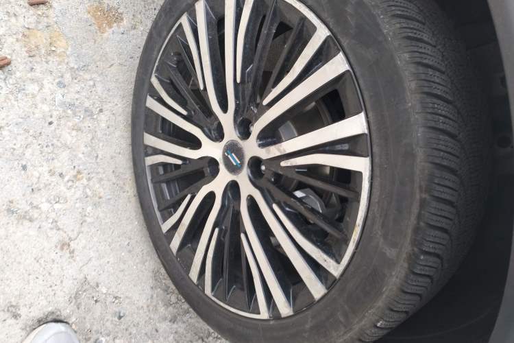 Used CHANGAN OSHAN X5 2021 1.5T DCT Flagship Edition Right Front Wheel Hub