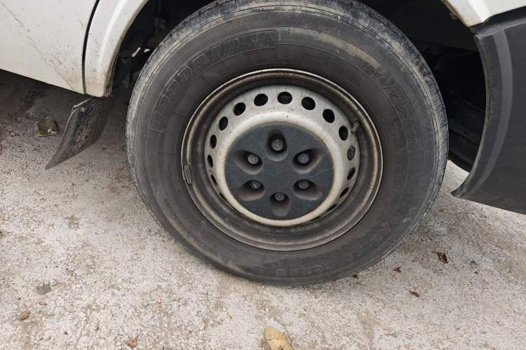 Used Iveco Daily 2023 2.5T A35M1 Short Wheelbase Low-Roof Single-Tire Side-Sliding Door 5-9 Seater Right Front Wheel Hub