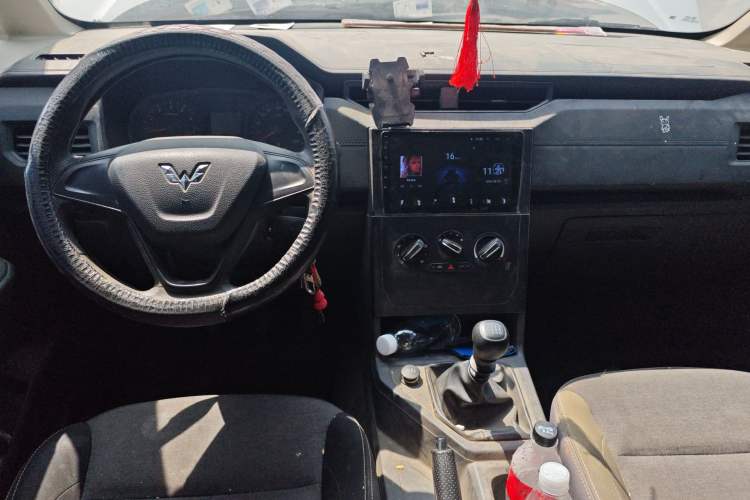 Used Wuling Hongguang PLUS 2019 1.5T Manual Standard Version 7 Seats Center Console