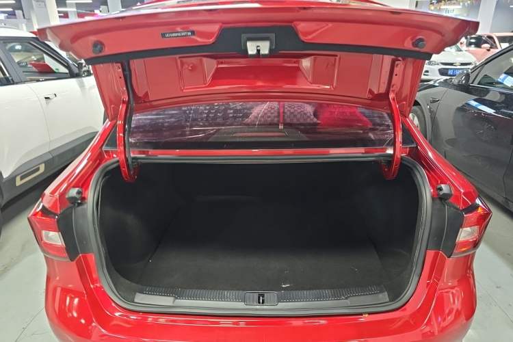 Used Roewe i5 2019 1.5L Automatic 4G Connected Langhao Edition Trunk