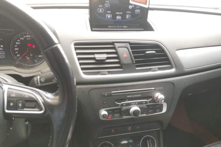 Used Audi Q3 2016 30 TFSI Standard Model Audio And AC Panel