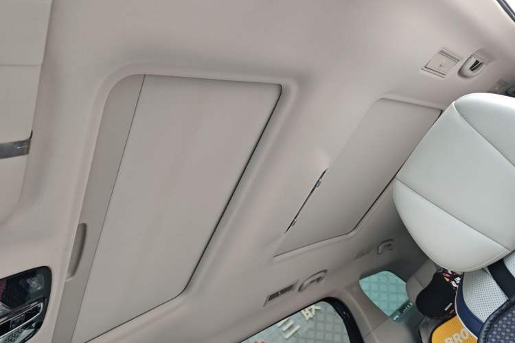 Used Roewe iMAX8 2022 400TGI Celebration Edition Headliner