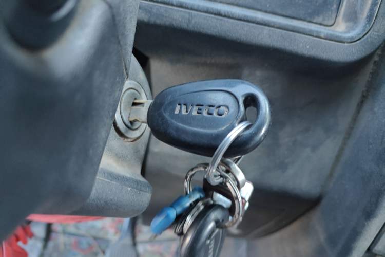 Used Iveco Daily 2020 2.8T V35 Box Truck with Dual Tires Mid-Roof Design 3 Seats Emission Standard China V