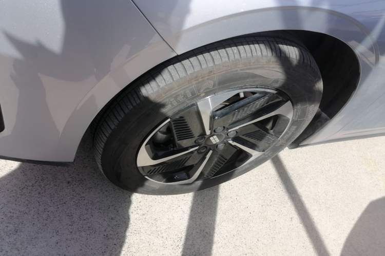 Used Geely Galaxy L6 2025 EM-i 140km Starship Edition Left Front Wheel Hub