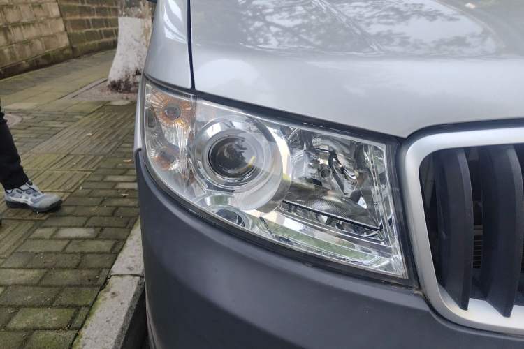 Used Jinbei Hiace X30 2023 1.5L Super-Comfortable Passenger Van 5/6/7-Seater Non-Air-Conditioned Version Model SWC15M Right Front Headlight