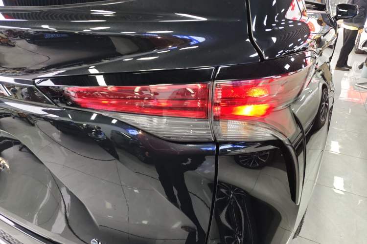 Used Toyota Granvia 2024 2.5L Hybrid Prestige PLUS Four-Wheel Drive Version Right Rear Taillight