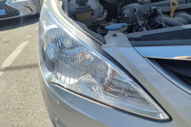 Used Hyundai Verna (older generation) 2010 Sedan 1.4L Manual Comfort GS Right Front Headlight