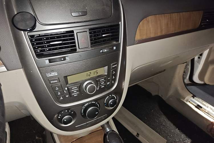 Used Buick Excelle 2015 1.5L Automatic Classic Model Audio And AC Panel