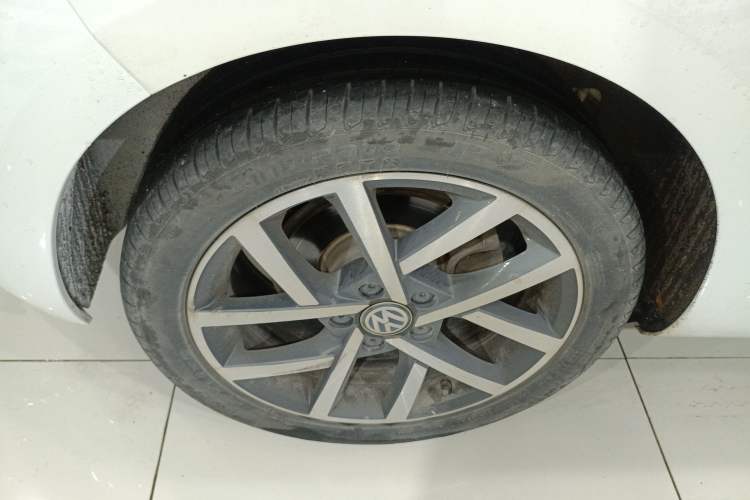 Used Volkswagen Golf 2020 Zhiai Edition 280TSI DSG Comfort Model Right Rear Wheel Hub