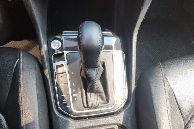 Used Volkswagen Golf Sportsvan 2016 230TSI Automatic Luxury Version Gear Lever
