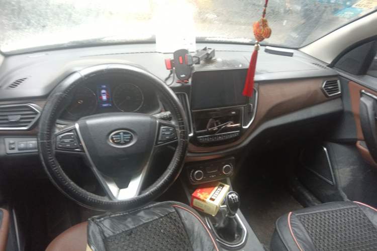 Used FAW Senya R7 2016 1.6L Manual Luxury Model Center Console