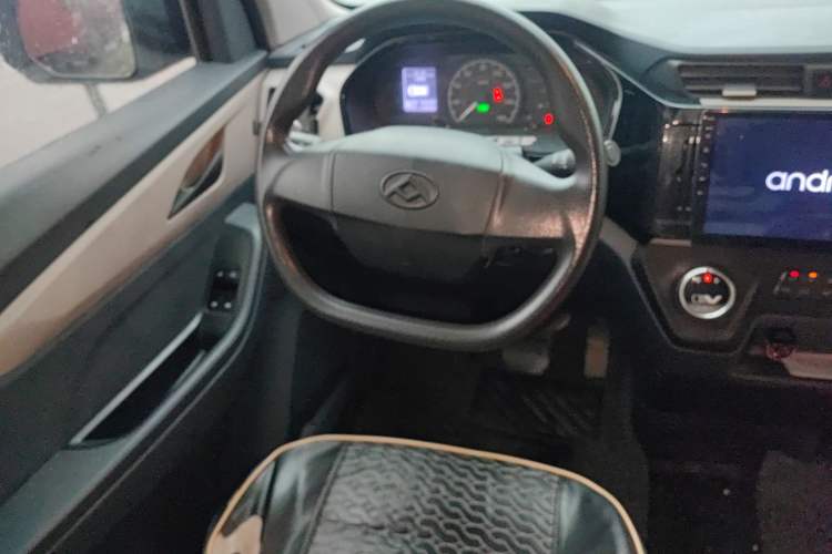 Used SAIC MAXUS EV30 2023 Pure-Electric Smart Logistics Expert with Long Wheelbase—Equipped with CATL Power Battery
