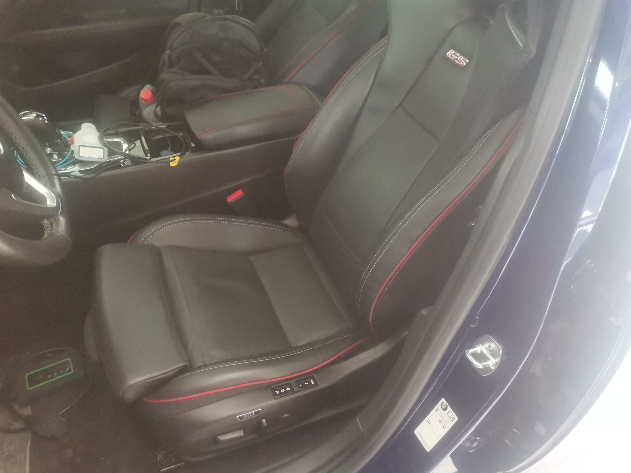 Переднее сиденье в автомобиле