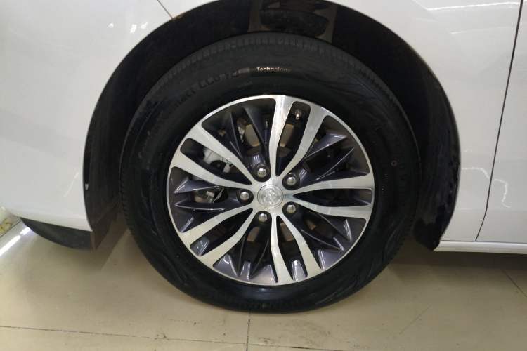 Used Buick GL8 2022 ES Landtrek 653T Comfort Edition Left Front Wheel Hub