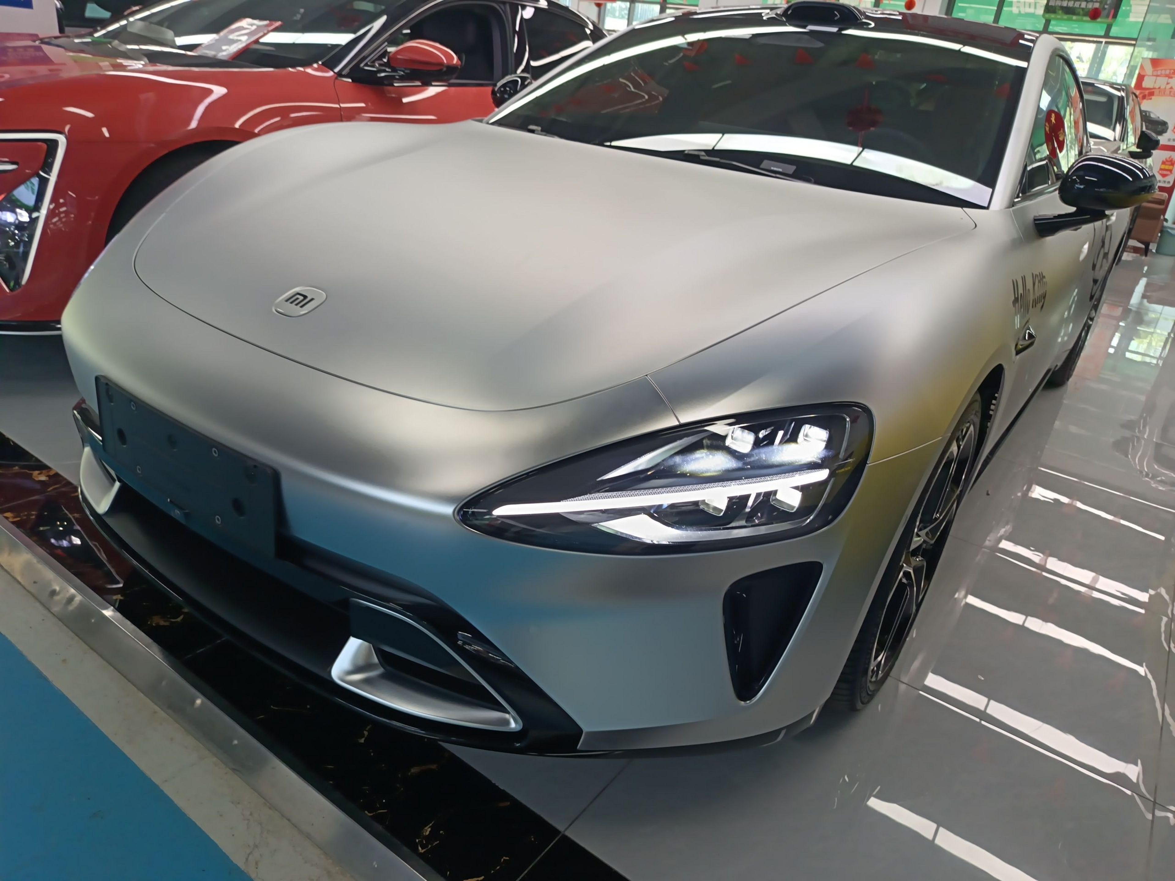 Под передней частью автомобиля