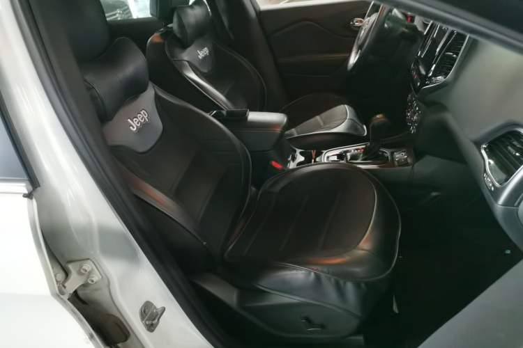 Used Jeep Cherokee 2019 2.0T Two-Wheel Drive Smart Enjoyment Version China VI
