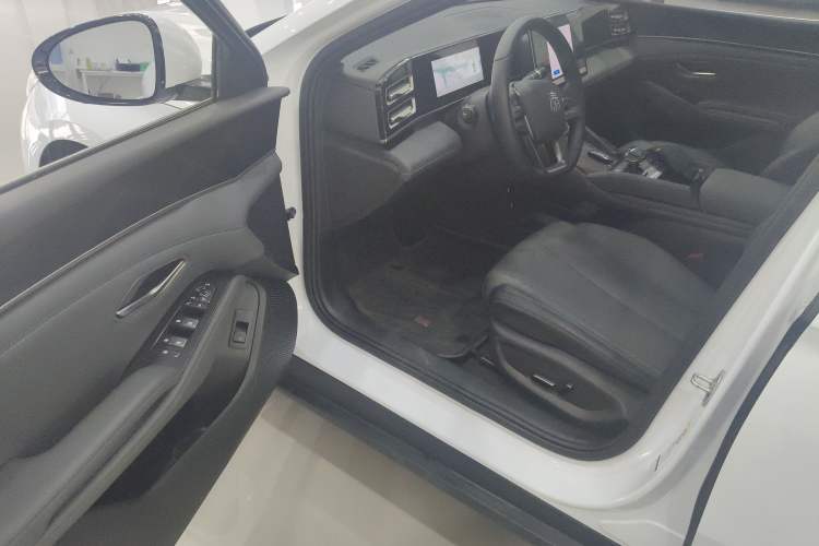 Used BYD Qin L 2025 DM-i Smart Drive 120KM Superior Model
