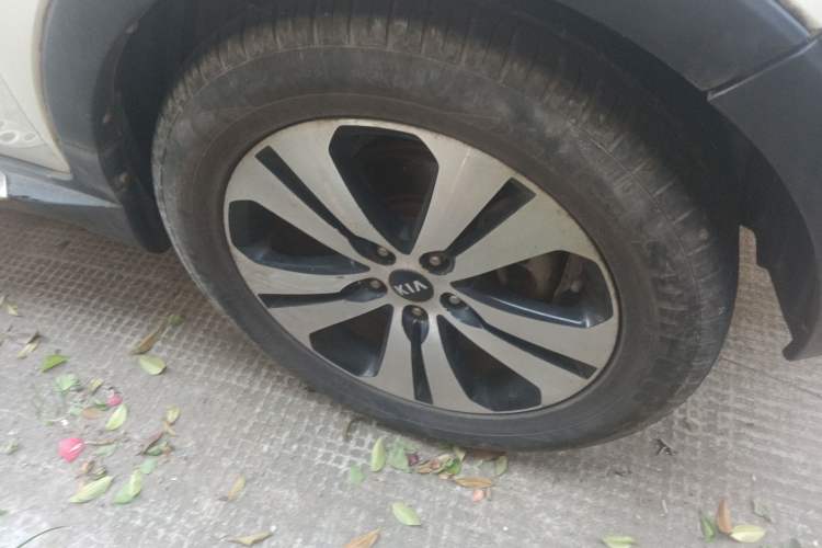 Used Kia Sportage R 2011 2.0L Automatic Two-Wheel Drive GL Right Front Wheel Hub