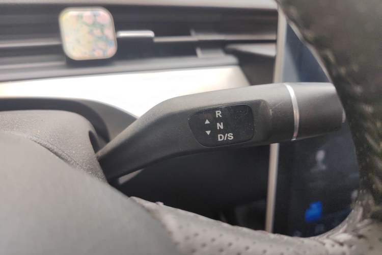 Used NETA V 2021 Long-Range Entertainment Edition Gear Lever