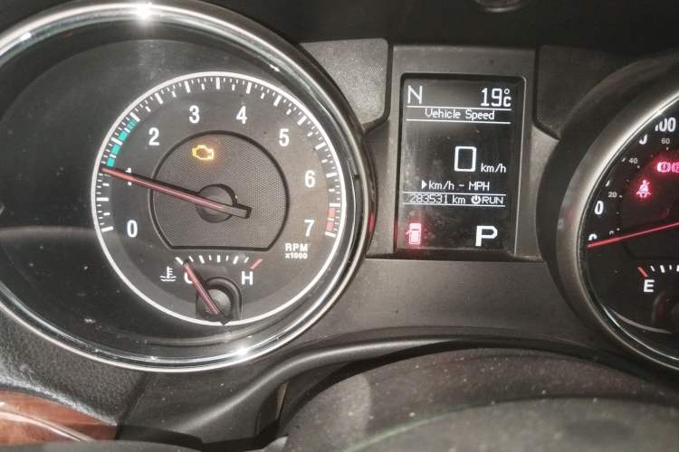 Used Jeep Grand Cherokee 2012 3.6L Luxury Navigation Edition Odometer Close Up