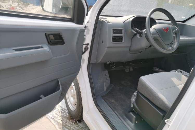 Used Wuling Yangguang 2025 Model 400km Bus Edition—Comfort Edition