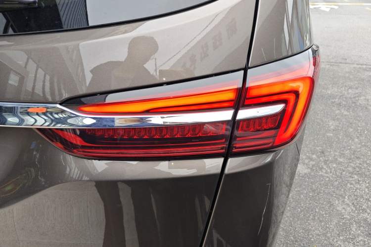 Used Buick GL8 2023 Facelifted Land Cruiser Executive Luxury Version Right Rear Taillight