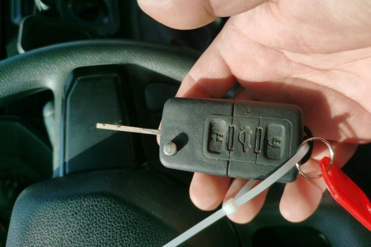 Used Iveco Daily 2023 2.8T V37 Van Long Wheelbase Mid-Roof Dual Tires Manual Doors 2-3 Seater