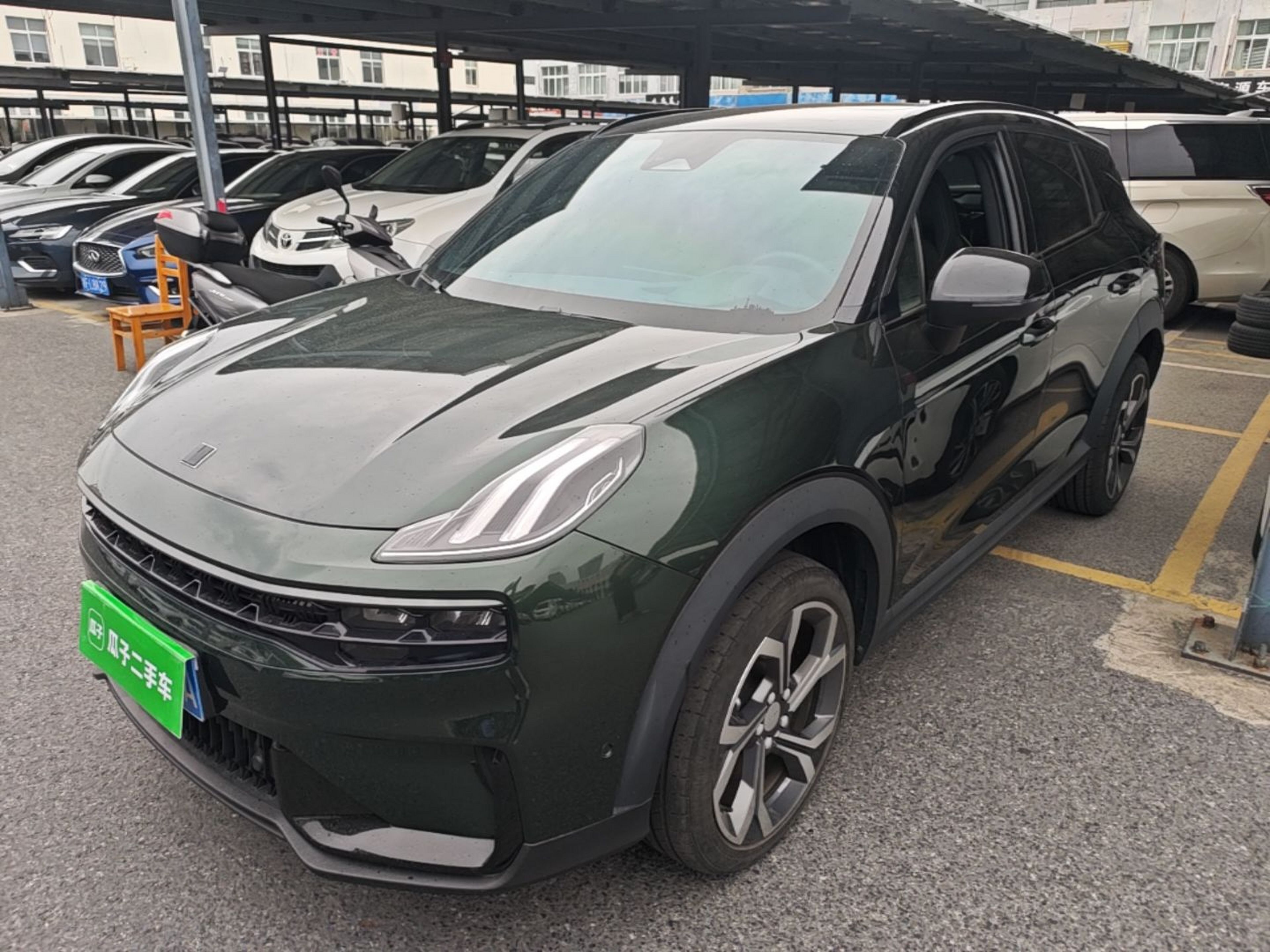 Под передней частью автомобиля