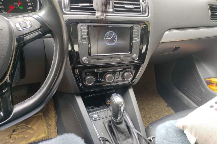 Used Volkswagen Sagitar 2017 1.6L Automatic Comfort Model Audio And AC Panel