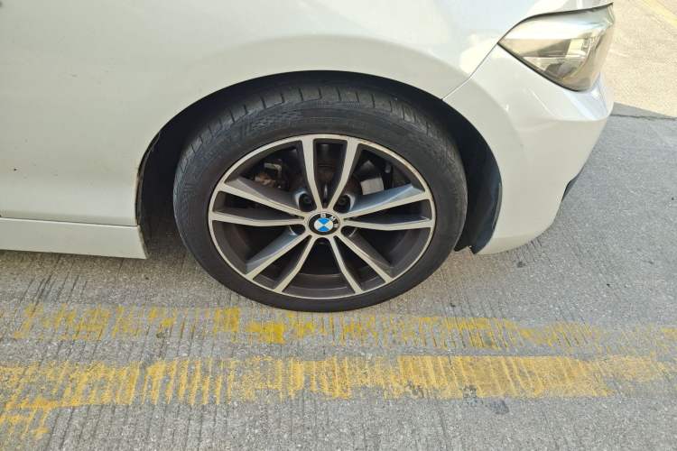 Used BMW 2 Series 2018 220i Convertible Coupe Sports Design Package Right Front Wheel Hub