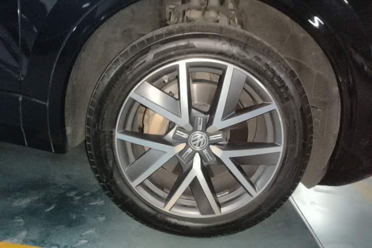 Used Volkswagen Touareg 2020 3.0 TSI Luxury Edition China VI Right Front Wheel Hub