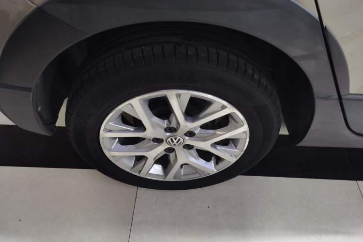 Used Volkswagen Polo 2014 1.6L Cross Polo Automatic Right Rear Wheel Hub