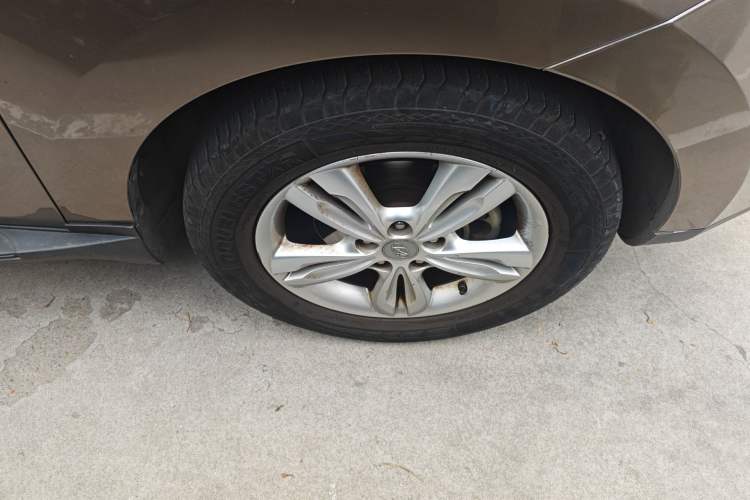 Used Hyundai ix35 2010 2.0L Automatic Two-Wheel Drive Elite Edition GLS Right Front Wheel Hub