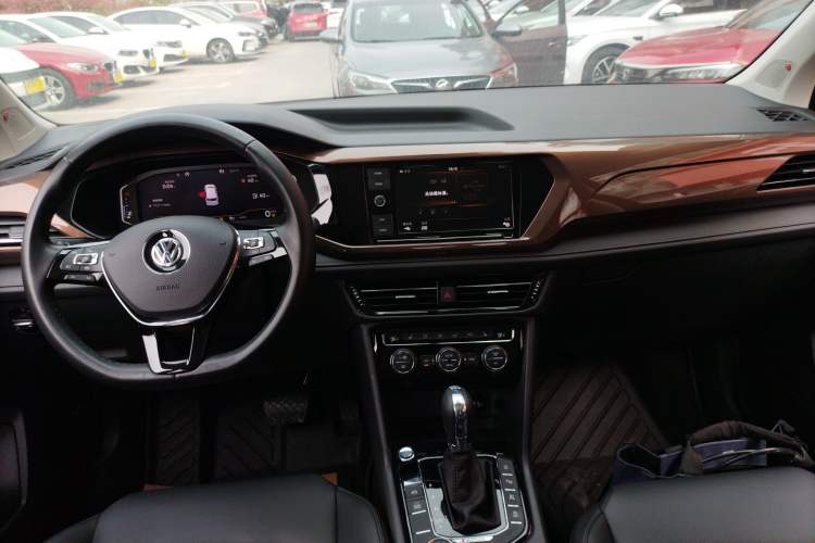 Used Volkswagen Tharu 2019 330TSI Four-Wheel Drive Flagship Model China VI Standard Center Console