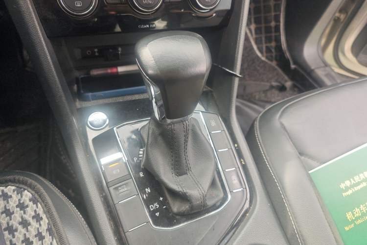 Used Volkswagen Tiguan L 2017 330TSI Automatic Two-Wheel Drive Luxury Edition Gear Lever