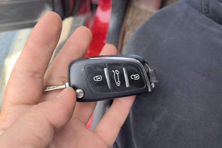 Used Dongfeng Fengon 360 2015 1.5L Manual Luxury 7-Seater China V Emission Standard Vehicle Key