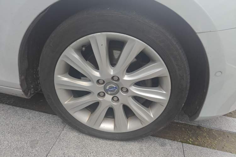 Used Volvo V40 2015 1.6T Zhiya Edition Right Front Wheel Hub