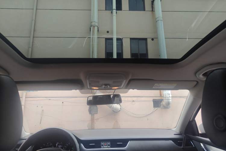 Used Skoda Octavia 2017 1.6L Automatic Front-Wheel Drive Model Headliner