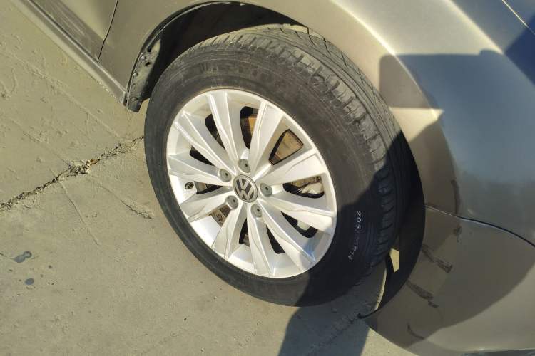 Used Volkswagen Sagitar 2014 1.4TSI Automatic Luxury Model Right Front Wheel Hub