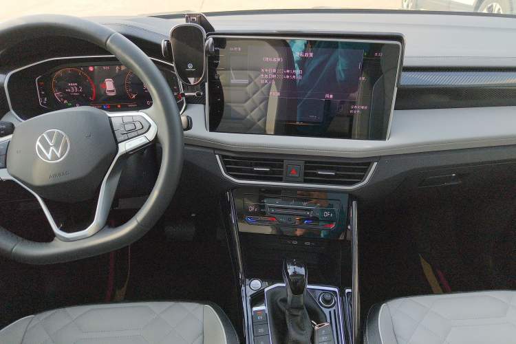 Used Volkswagen Tayron 2024 300TSI Two-Wheel-Drive Luxury Plus Advanced Version Audio And AC Panel