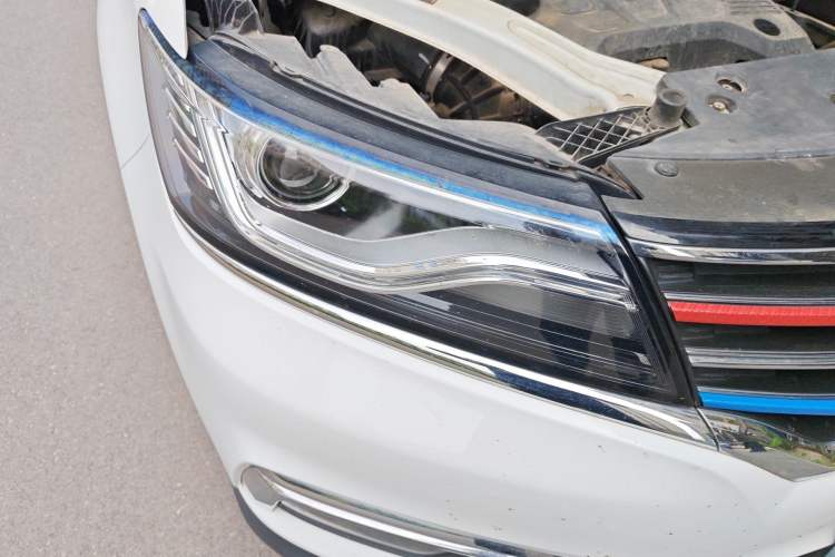 Used Roewe RX5 2016 20T Two-Wheel Drive Automatic Internet Smart Edition Right Front Headlight