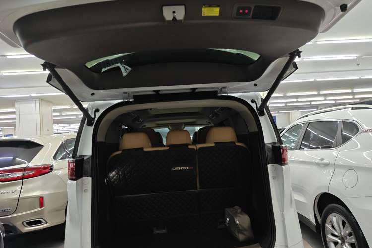 Used Denza D9 2022 DM-i 970 Four-Wheel Drive Prestige Model Trunk