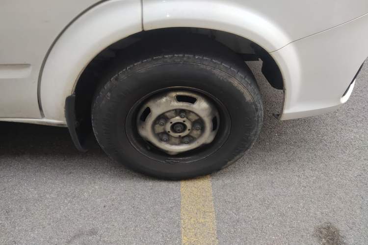 Used JMC Fushun 2023 2.0T Manual Mid-Drive Mid-Roof Commercial Multi-Purpose 7-Seater Passenger Vehicle