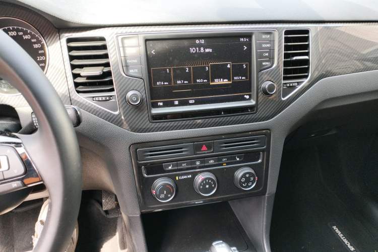 Used Volkswagen Golf Sportsvan 2016 230TSI Automatic Luxury Version Audio And AC Panel