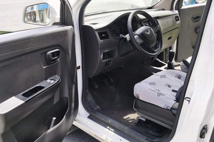 Used Wuling Rongguang V 2016 1.5L Standard Version
